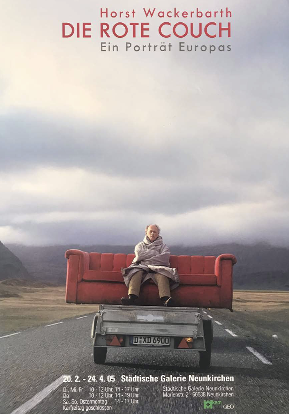 Poster: Mann sitzt auf roter Couch auf Anhänger auf Landstraße, weite Landschaft und wolkiger Himmel, Schriftzug 'Die rote Couch'.